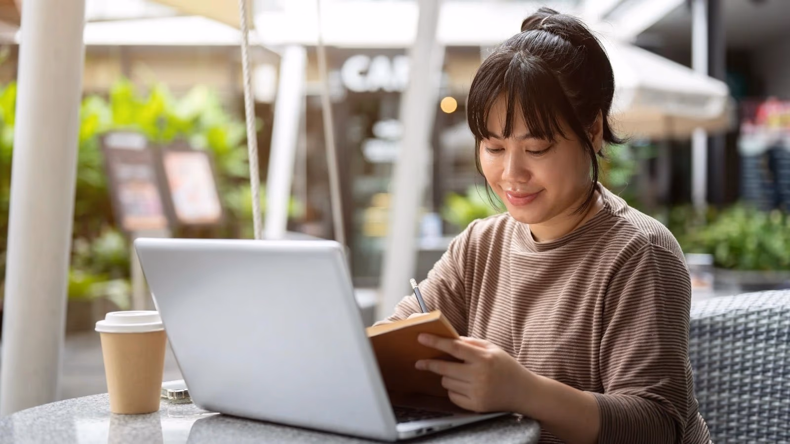 Woman entrepreneur setting specific short-term and long-term financial goals